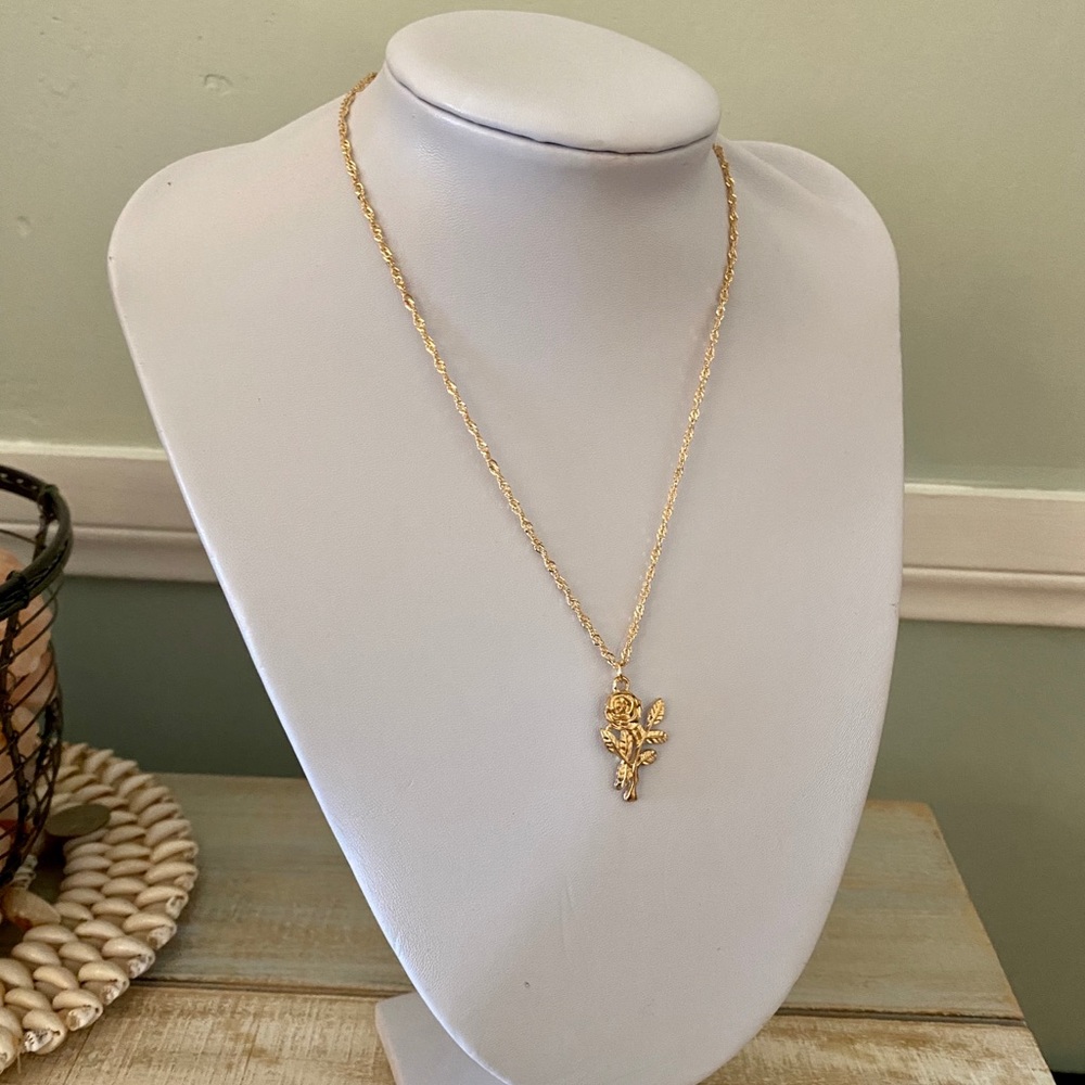 New Gold Rose Necklace - Picture 1 of 5